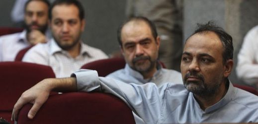 Íránský novinář Ahmad Zejdabádí (vpravo) dostal šest let vězení za kritiku sporných voleb.