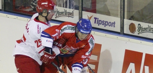 Reprezentační útočník Tomáš Nosek (vpravo) a hráč Dánska Simon Gronvaldt.
