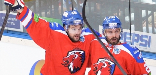 Michal Birner (vlevo) a Michal Řepík se radují z Birnerova gólu.