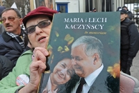 Přihavárii zahynuli i prezident Lech Kaczyński s manželkou. Protest přred ruskou ambasádou ve Varšavě.