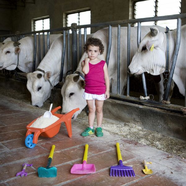Italka Alessia pochází z farmářské rodiny, a proto si nejraději hraje se zvířaty. Pomocí dětského náčiní dopravuje potravu kravám a pomáhá svému pradědovi v jejich krmení.