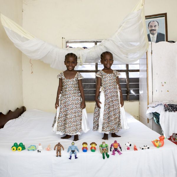 Arafa a Aisha pocházejí ze Zanzibaru a jako správná dvojčátka spolu sdílejí i postýlku. Ve dvojpokojovém domě nesmí chybět ani velká fotografie prezidenta.