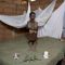 Chiwa žije v Malawi se svými rodiči a sestrou. Jejich chatrč nemá zavedenou elektřinu ani vodu. Ráda se účastní venkovních hrátek s dalšími padesáti dětmi z vesnice. Hraček však dívenka moc nemá. "Nejradši mám toho dinosaura, protože mě chrání před nebezpečnými zvířaty," říká.