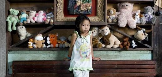 Allenah se narodila v malém filipínském městečku. Jelikož zde není žádná nemocnice, na svět přišla doma. Nejraději má plyšáky, přednost ale dává tomu oranžovému.