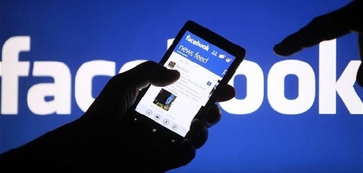 Facebook omezuje svou mobilní aplikaci. 