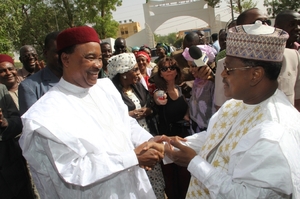 Nigerský prezident Mahamadou Issoufou (vlevo) tlačí na Francii.