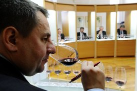 K vínu je třeba pořádně i přivonět. Degustátor a člen hodnotící komise Libor Nazarčuk v Národním vinařském centru ve Valticích.