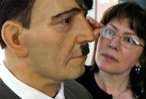 Dolaďování Hitlerovy tváře v muzeu voskových figurín v Berlíně.