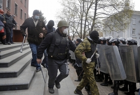 Proruští demonstranti v Doněcku.