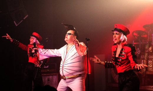 Buřtík Elvis a sličné tanečnice/vokalistky.