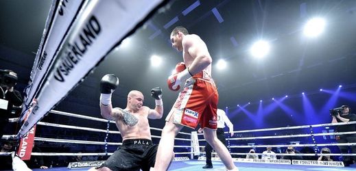 Profesionální boxer Ondřej Pála prohrál zápas v těžké váze s Britem Davidem Pricem