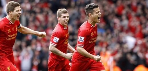Fotbalisté Liverpoolu se radují z gólu v utkání proti Manchesteru City.