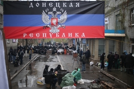 Proruští demonstranti před policejní stanicí ve městě Slavjansk.