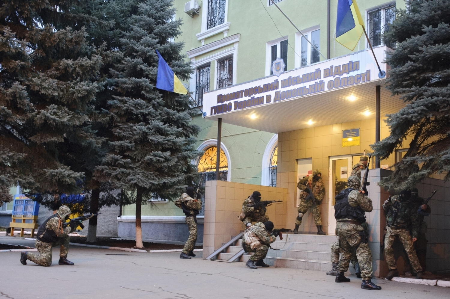 Proruští ozbrojenci obsazují policejní stanici v Kramatorsku.