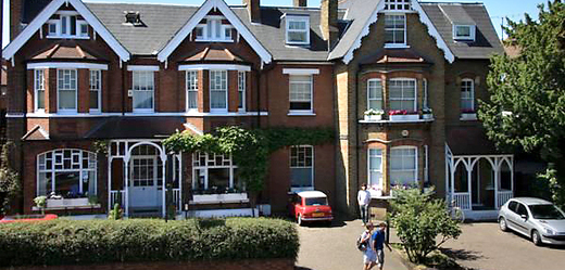 Prestižní škola Wimbledon School of English vyhlásila soutěž o pět dvoutýdenních jazykových kurzů.
