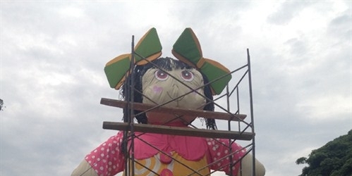 Největší panenka světa stojí v kolumbijské Palmiře.