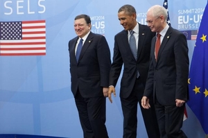 Společně proti Kremlu - společný nepřítel utužuje vztahy. Barroso (zlkeva) Obama a Rompuy. 