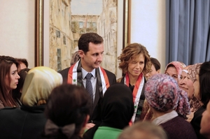 Prezident Asad s manželkou v jedné ze škol v Damašku (20. březen 2014).