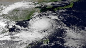 Satelitní snímek tajfunu mezi Filipínami a Tchaj-wanem.