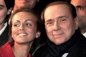 Berlusconi a jeho o půl století mladší přítelkyně Francesca Pascale.