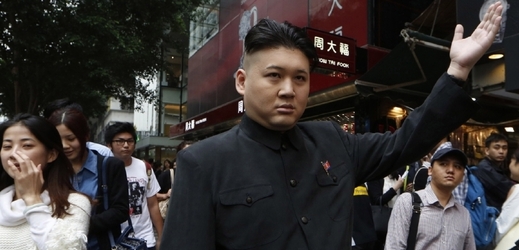 Kim Čong-un kyne kolemjdoucím na ulici v Hongkongu... Přesněji, jde o jeho dvojníka Howarda.