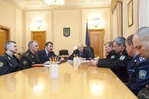 Ukrajinský prezident Turčynov se zástupci ozbrojených složek.
