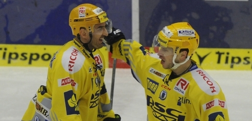 Hokejový útočník Ondřej Veselý vpravo) se raduje s Radimem Tesaříkem.