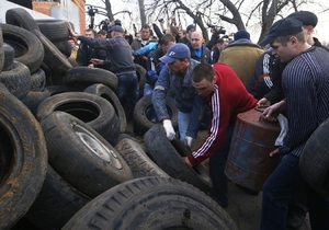 Opevňování barikád v Kramatorsku.