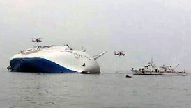 Fotografie z místa incidentu ukazují trajekt nakloněný v ostrém úhlu a poté z velké části potopený.