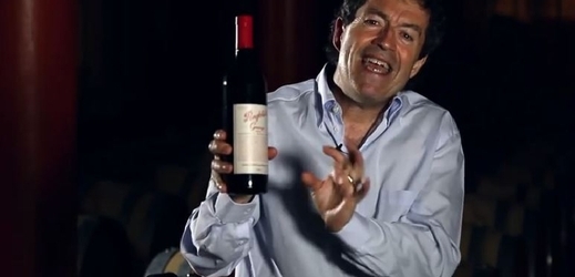 Vinař z Penfolds Grange představuje špičkové produkty firmy (snímek z reklamního videa).