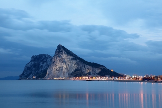 Gibraltar. Na malé území na jihu Iberského poloostrova je třeba absolvovat dlouhou cestu. Návštěvníky pak čeká jen skála a několik britských turistických hospod. (Foto: Shutterstock.com)