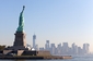 Liberty Island. U břehu newyorského ikonického ostrova obsypaného turisty se takřka neustále střídají zaplněné lodě. Kdo nemá předem rezervovaný lístek, musí čekat, zda bude mít štěstí a najde se pro něj místečko. (Foto: Shutterstock.com) 