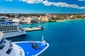 Nassau. Bahamské letovisko může působit jako ráj, ale ročně jej navštíví na palubě výletních lodí přes milion lidí. Přívaly turistů, kteří mají pár hodin na pobyt mimo palubu, dělají z místa spíše ráj obchodu. (Foto: Shutterstock.com)