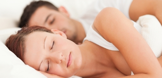 Pozice, v níž páry spí, vypovídá o síle vztahu.
