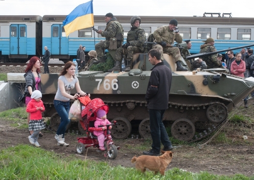 Maminky, děti, psi... a ukrajinští vojáci na okraji Kramatorsku.