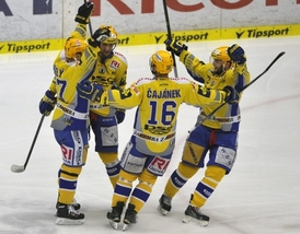 Hokejisté Zlína se radují z gólu v semifinálové sérii s Třincem.