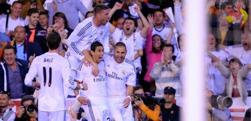 Fotbalisté Realu Madrid slaví gól do sítě Barcelony.