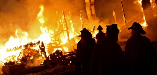 Hasiči se celou noc snažili plameny uhasit (ilustrační foto).