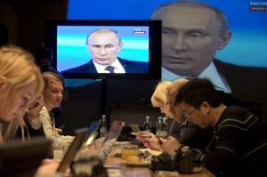 Reportéři naslouchající Putinově výkladu světa.