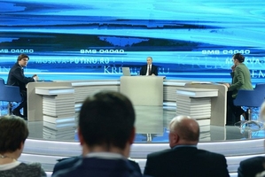 Putin a moderátoři debaty.