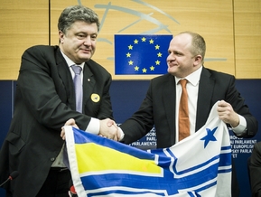 Budoucí ukrajinský prezident Porošenko (vlevo)? Vedle něj jeden opoziční poslanec. 