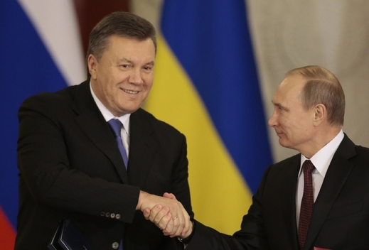 Měšec bývalého prezidenta Janukovyče (vlevo) plnilo hned několik oligarchů.