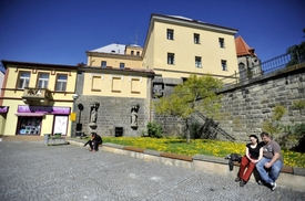 Volné prostranství na chrudimském Žižkově náměstí, ve zdi domu v pozadí jsou umístěny sochy Břetislava I. a Karla IV.
