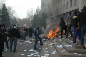 Protesty proti komunistům v dubnu 2009.