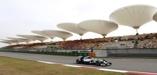 Vítěz předchozích dvou Velkých cen Lewis Hamilton vyhrál tréninky formulí 1 v Číně a potvrdil dominanci stáje Mercedes. 