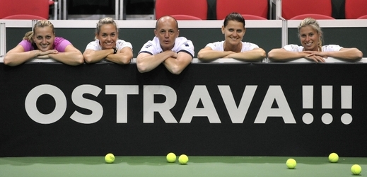 Lucie Šafářová (druhá zprava) rozehraje semifinále tenisového Fed Cupu s obhájkyněmi titulu Italkami. 