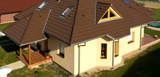 Stabilní střecha z klasických střešních tašek, např. z betonových či pálených, bude uživatelům dobře sloužit i několik generací
