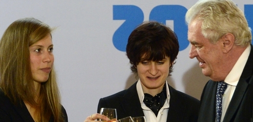 Zlaté olympionistky Eva Samková (vlevo) a Martina Sáblíková s prezidentem Milošem Zemanem. 