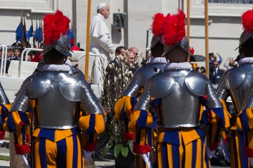 Velikonoční neděle ve Vatikánu, papež a švýcarská garda.