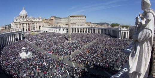 Zaplněné Svatopetrské náměstí ve Vatikánu.